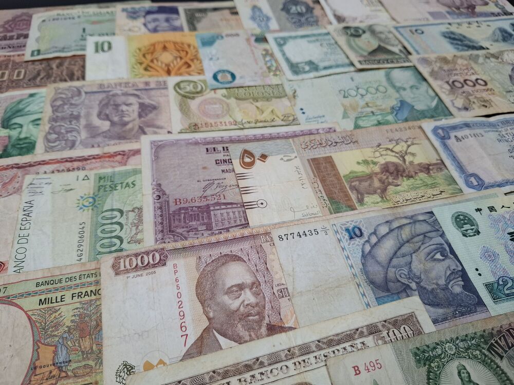   Mixed lot of 35 world banknotes, in circulated grades (6)