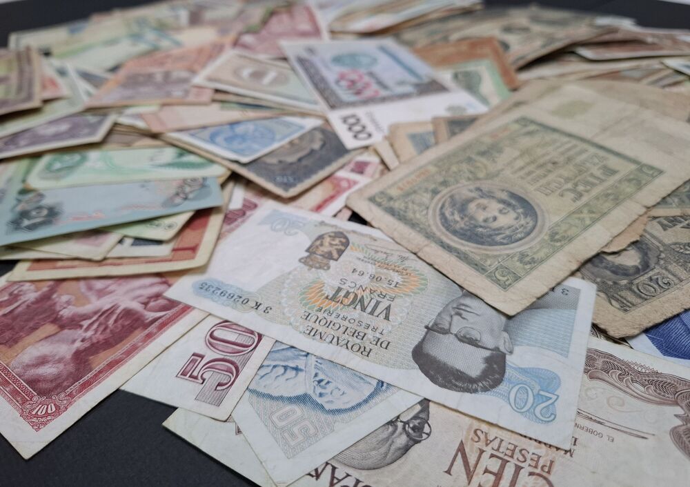 Surprise Box - About 330 Pieces - Mostly very circulated grades 